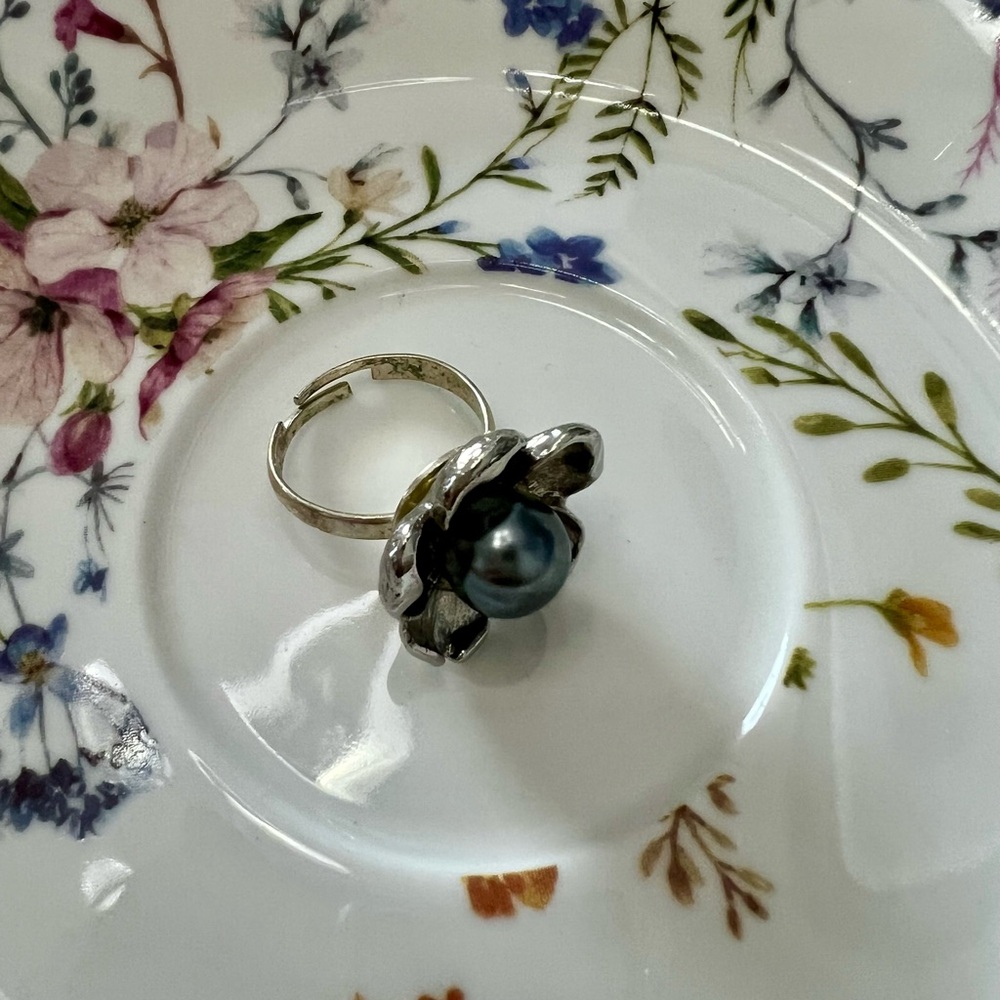 Elegant Silver Flower Pearl Ring -adjustable - Picture 4 of 8